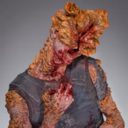 DARK HORSE – THE LAST OF US PART II™ – ARMORED CLICKER FIGURE - Görsel 4