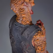 DARK HORSE – THE LAST OF US PART II™ – ARMORED CLICKER FIGURE - Görsel 3