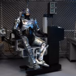 NECA – ROBOCOP™ – ULTIMATE BATTLE-DAMAGED ROBOCOP WITH CHAIR