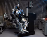 NECA – ROBOCOP™ – ULTIMATE BATTLE-DAMAGED ROBOCOP WITH CHAIR